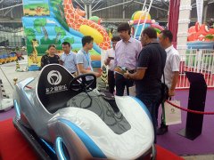 公園新型游樂設(shè)備電瓶車上交通道路場面不要太尷尬