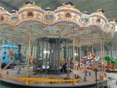 龍之盈游樂(lè)設(shè)備24座豪華轉(zhuǎn)馬安裝調(diào)試看的到！