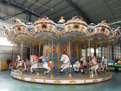 在選擇旋轉(zhuǎn)木馬游樂(lè)設(shè)備時(shí)，需要注意以下幾點(diǎn)