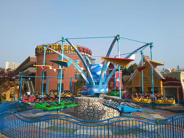 <b>風(fēng)箏飛行器游樂設(shè)備</b>